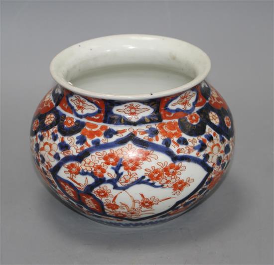 A Japanese Imari jardiniere, height 13.5cm